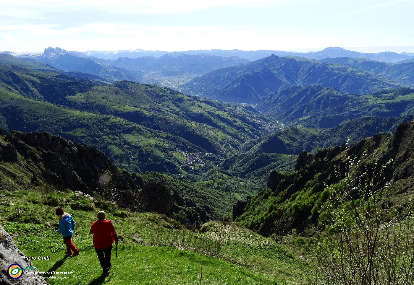 26 Vista su Val del Riso e Val Seriana.JPG -                                